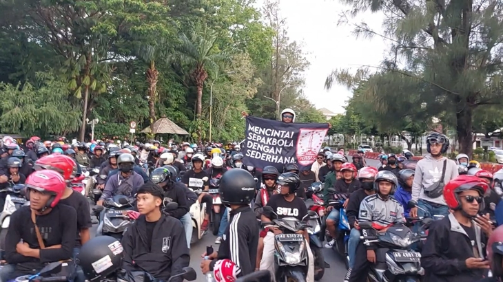 Ratusan Suporter Persis Solo Konvoi ke Yogyakarta Bawa Misi Perdamaian dan Doa Bersama