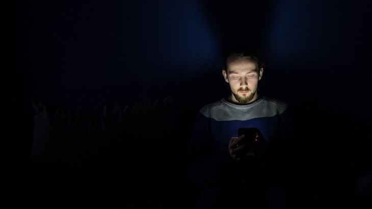 Kenali Dampak Buruk Penggunaan Ponsel Sebelum Tidur