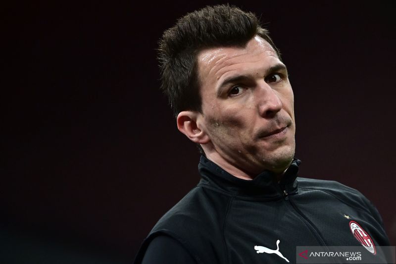 Mario Mandzukic saat melakukan pemanasan sebelum pertandingan Liga Inggris antara AC Milan kontra Atalanta pada 23 Januari 2021. ANTARA