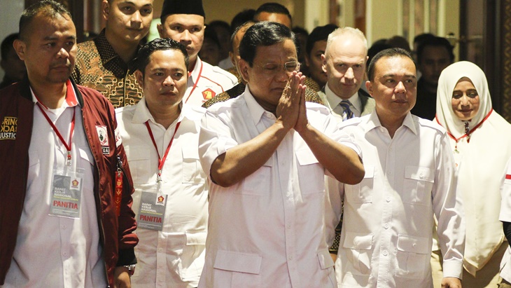 Ketua Umum Partai Gerindra Prabowo Subianto melambaikan tangannya kepada kader Gerindra. (ANTARA FOTO/Muhammad Adimaja)