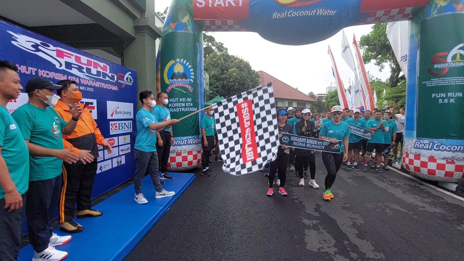 Wali Kota Solo Gibran Rakabuming Raka melepas 800 peserta Fun Run HUT ke-56 Korem 074/Warastratama Surakarta di Makorem, Sabtu (21/5). (MP/Ismail)