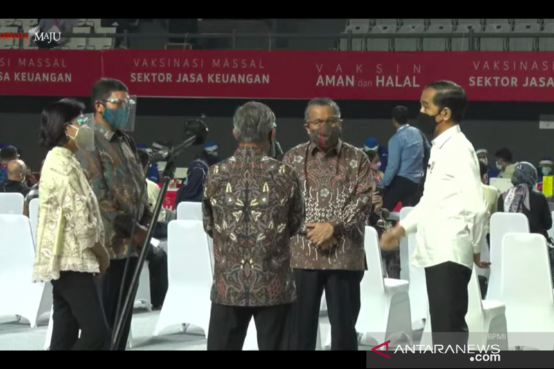 Jokowi pantau vaksinasi pekerja jasa keuangan. (Foto: Antara)