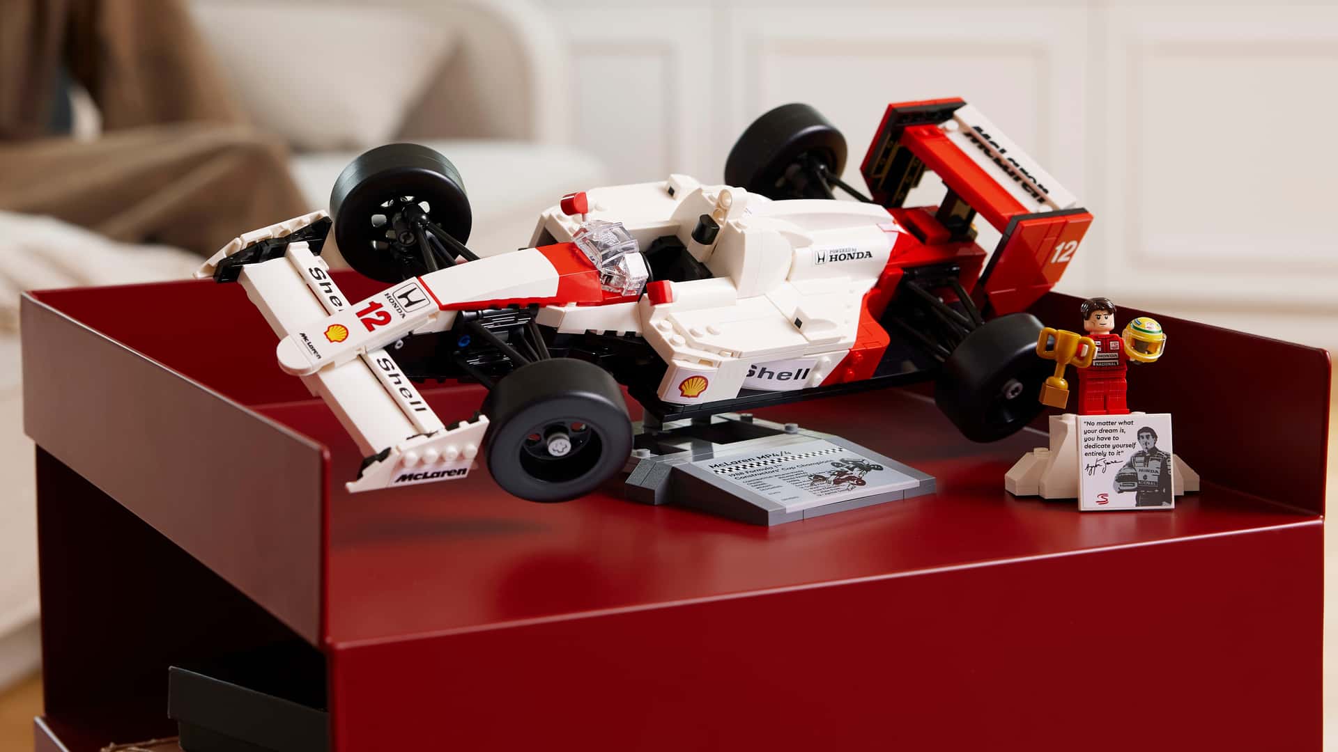 McLaren MP4/4 & Ayrton Senna dijual seharga Rp 1,2 juta