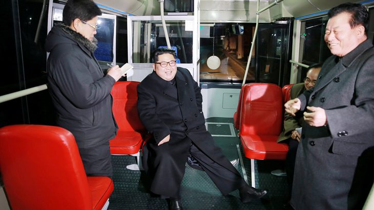 Pemimpin Korea Utara Kim Jong Un menghadiri uji jalan tram tanpa rel, dalam foto tanpa tanggal yang disiarkan oleh Kantor Berita Pusat Korea Utara (KCNA) di Pyongyang, Minggu (4/2). (ANTARA FOTO/KCNA/via REUTERS)