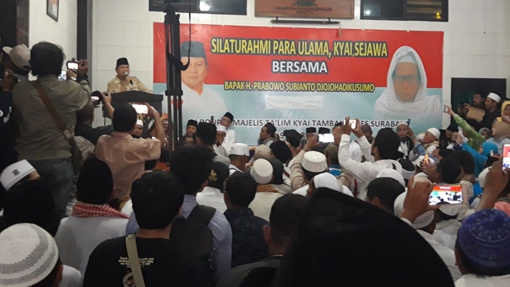 Kunjungan capres nomor urut 01 Prabowo Subianto mengunjungi Ponpes Thoriqoh Syathoriyyah An-Nahdliyyah Tambak Deres, Surabaya, Jawa Timur. (MP/Ponco)