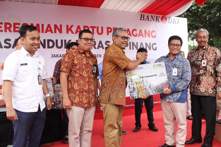 Pedagang menunjukan kartu dari Bank DKI dan Food Station. (Foto: Istimewa)