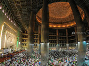 Umat Muslim Laksanakan Shalat Tarawih di Masjid Istiqlal