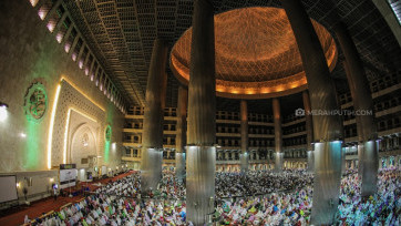 Umat Muslim Laksanakan Shalat Tarawih di Masjid Istiqlal