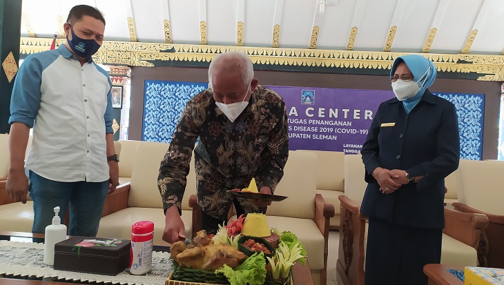 Bupati Sleman Sri Purnomo (tengah) menyerahkan potongan tumpeng pada perwakilan pers, Selasa (9/2). Foto: MP/Teresa Ika