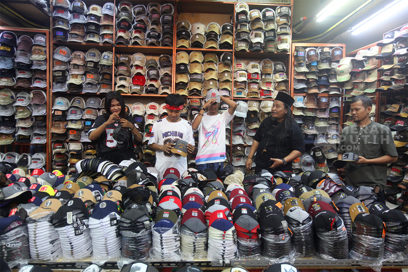 Dukung Produk Lokal Geng Citayam Fashion Week Belanja Produk Lokal di Pasar Tanah Abang