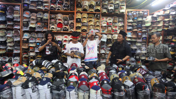 Dukung Produk Lokal Geng Citayam Fashion Week Belanja Produk Lokal di Pasar Tanah Abang