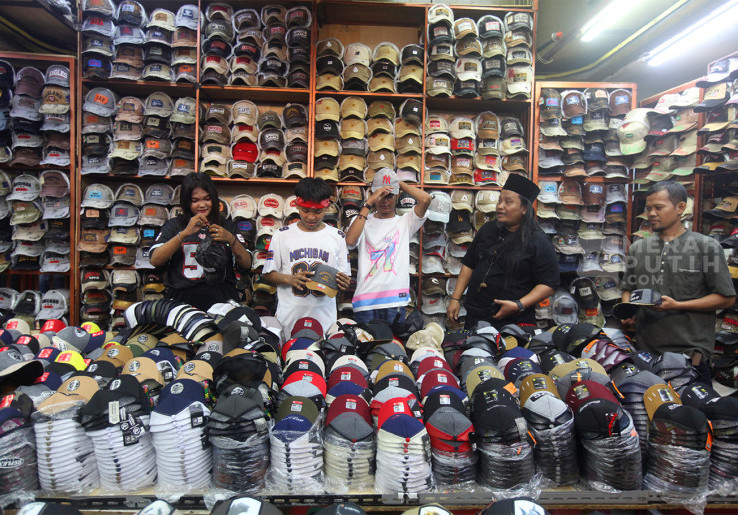 Dukung Produk Lokal Geng Citayam Fashion Week Belanja Produk Lokal di Pasar Tanah Abang