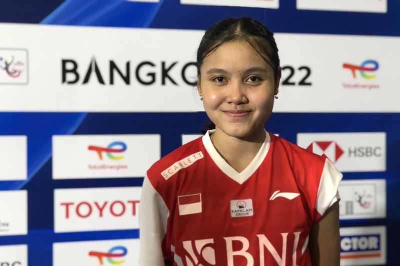 Pebulu tangkis Bilqis Prasista membuat kejutan di partai pertama penyisihan Grup A Piala Uber 2022 dengan mengalahkan peringkat satu dunia, Akane Yamaguchi dari Jepang di Bangkok, Thailand, Rabu. (Antaranews/Roy Rosa Bachtiar)