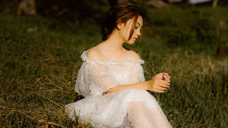 'Titik Dewasa', Single Perkenalan dari Angie Zelena
