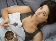 4 Kebiasaan Buruk di Malam Hari yang Harus Segera Ditinggalkan