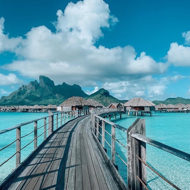 Four Seasons Resort Bora Bora vila dengan pemandangan menakjubkan. (Foto: Instagram @thebookofmoni)