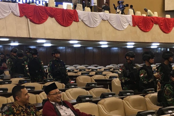 Sejumlah Pasukan Khas TNI Angkatan Darat memeriksa baris demi baris kursi di ruang rapat paripurna I gedung MPR/DPR/DPD Senayan Jakarta, Jumat (18/10/2019). Hal itu dilakukan sesaat setelah gladi kotor persiapan menjelang pelantikan Presiden dan Wakil Presiden. (ANTARA/ Abdu Faisal)