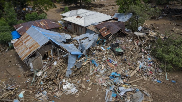 Sejumlah rumah hancur akibat banjir bandang di Kecamatan Adonara Timur, Kabupaten Flores Timur, NTT, Rabu (7/4/2021). ANTARA FOTO/Aditya P Putra