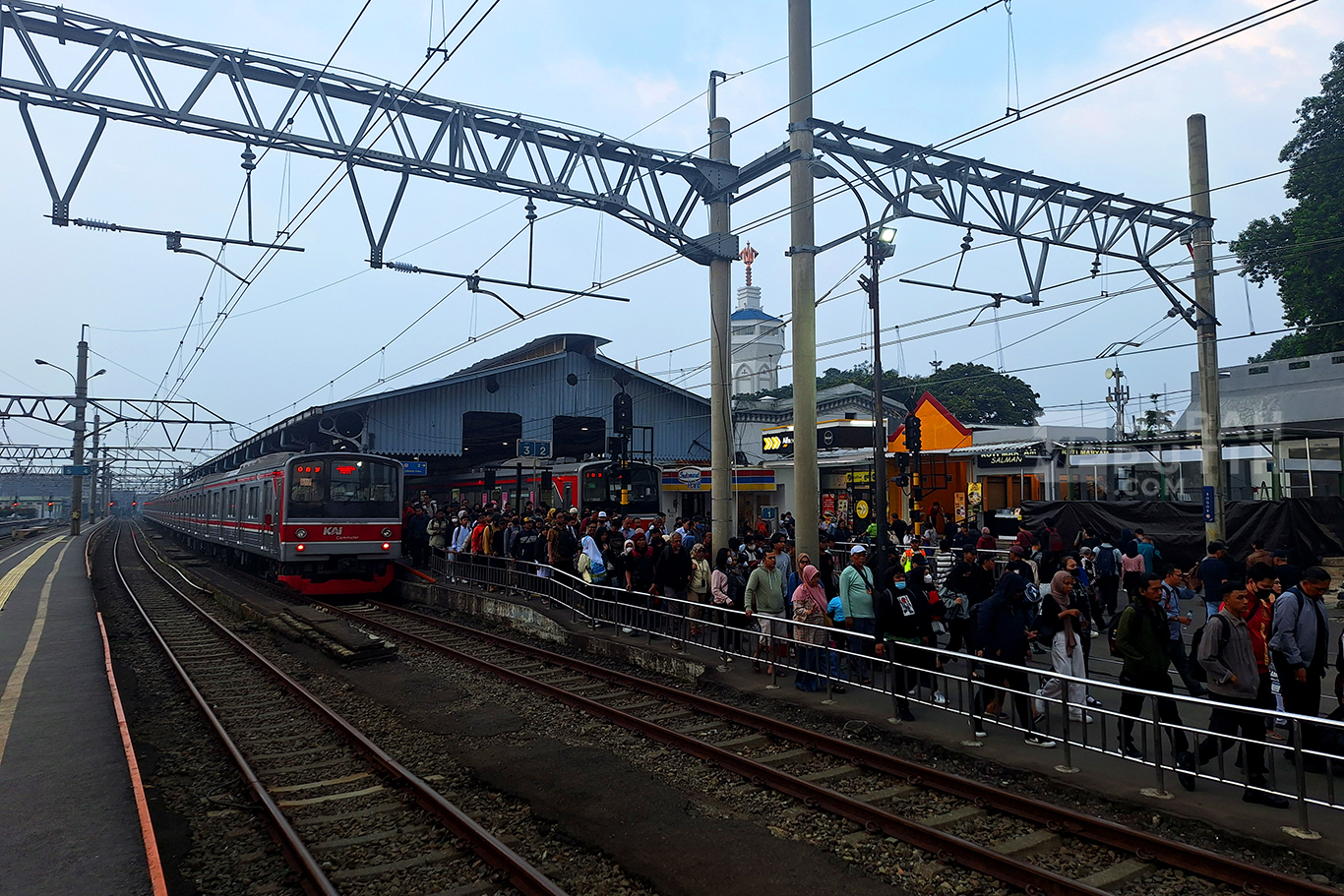 Suasana deretan penumpang turun dari kereta rel listrik (KRL) Commuter Line Jabodetabek jurusan Jakarta Kota-Bogor di Stasiun Bogor, Jawa Barat, Jum'at (13/9/2024).
 