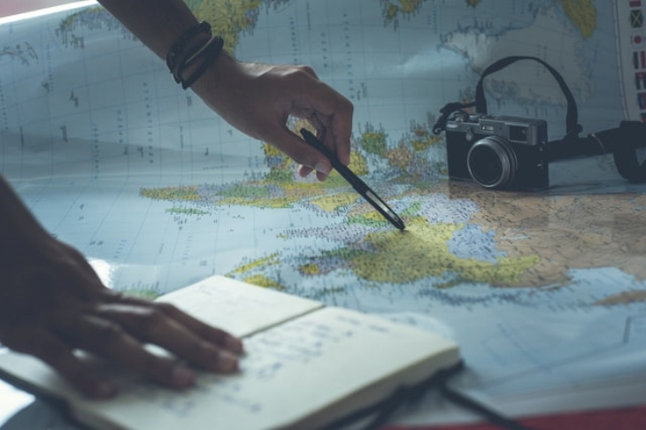 Turis baru diberi tahu tujuan perjalanannya dua hari sebelum berangkat. (Foto: Unsplash/Glenn Carstens Peters)
