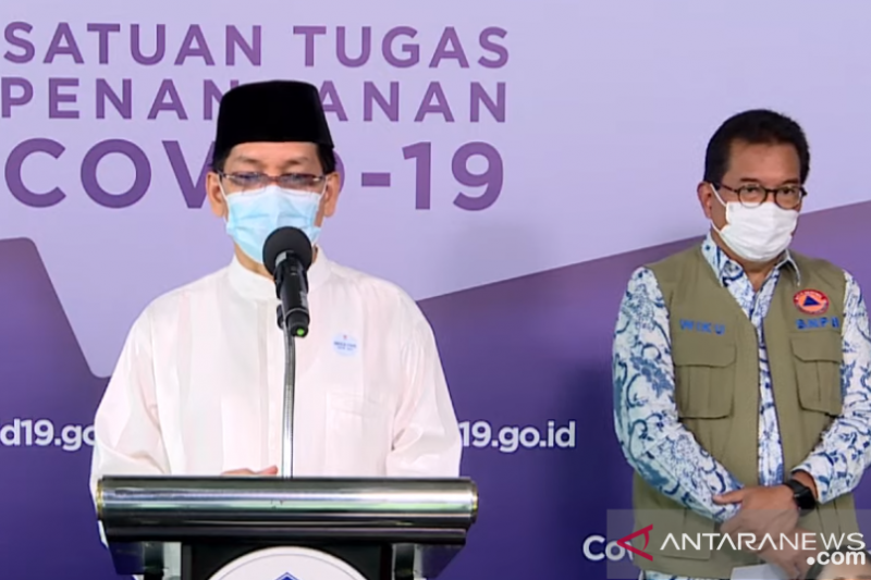 Tangkapan layar saat Sekjen MUI Amirsyah Tambunan (kiri) dan Juru Bicara Pemerintah untuk Penanganan COVID-19 Prof. Wiku Adisasmito dalam konferensi pers di Graha BNPB, Jakarta, Jumat (23/4/2021) (ANTARA/Prisca Triferna)