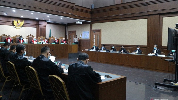 Majelis hakim membacakan vonis untuk empat orang terdakwa korupsi Jiwasraya di pengadilan Tipikor Jakarta, Senin (12/10). (Antara/Desca Lidya Natalia)