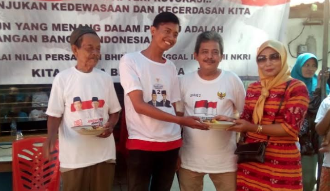 Ketika yang Pakai Kaus Jokowi dan Prabowo Potong Tumpeng Bersama