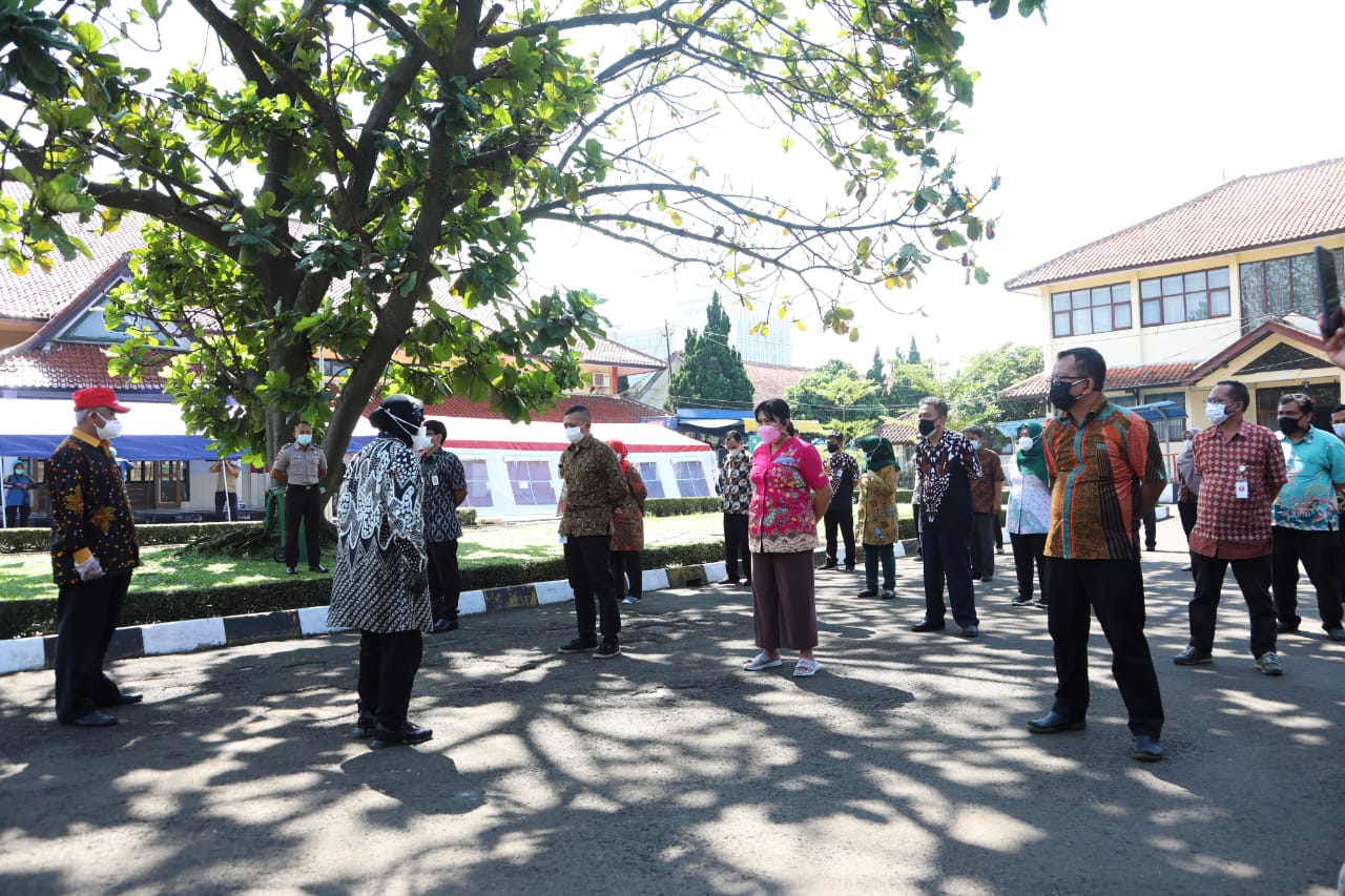 Menteri Sosial Tri Rismaharini saat meninjau kesiapan dapur umum di Balai Wyata Guna Bandung, Selasa (13/7/2021) dalam upaya mendukung pelaksanaan PPKM Darurat. Foto: Kementerian Sosial