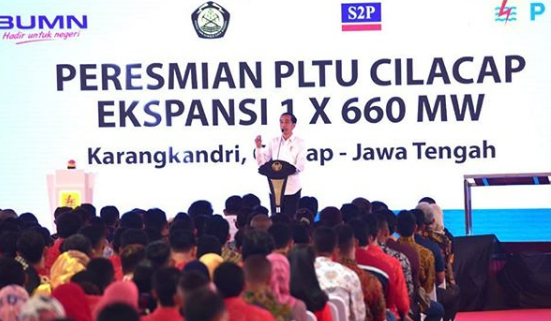 Diberi Bambu Pethuk Oleh Warga, Jokowi: Yang Pegang Ini Biasanya Sakti