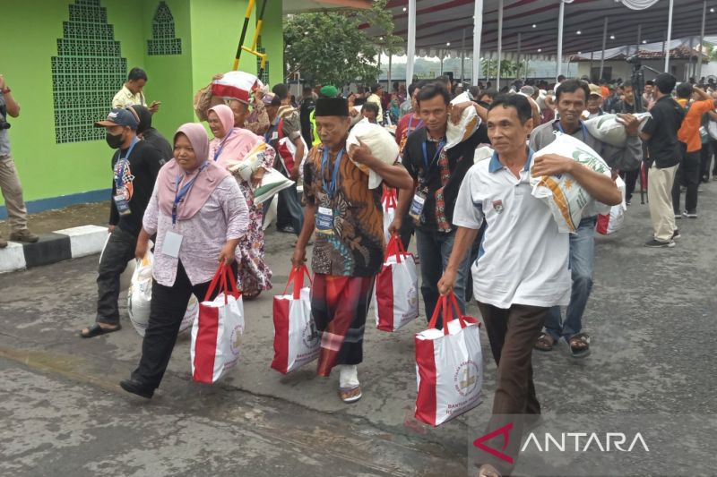 Jokowi Tegaskan Pemerintah Bagikan Bansos Beras Premium