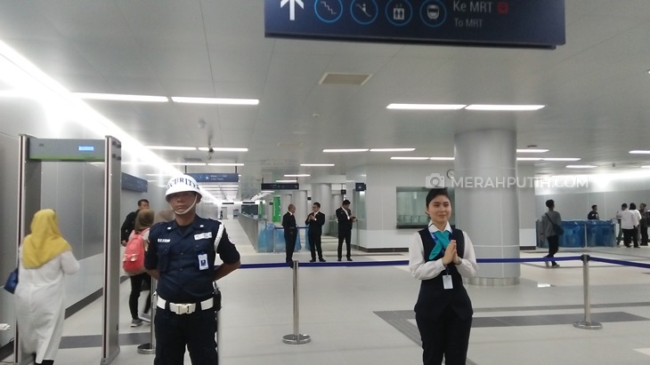 Petugas MRT saat bekerja di hari uji coba. (MP/Asropih)