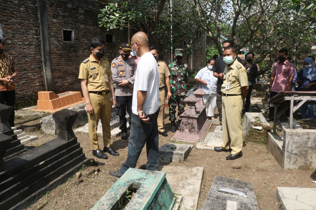 Wali Kota Solo, Gibran Rakabuming Raka meninjau lokasi makam yang dirusak anak di bawah umur, Senin (21/6). (MP/Ismail)