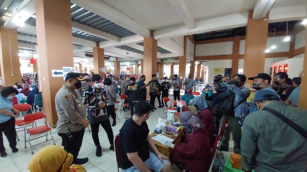 Solo PPKM Level 3, Polresta Surakarta Vaksin Booster Ratusan Pedagang Pasar Klewer