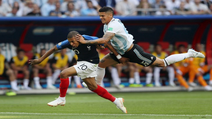 Aksi Kylan Mbappe melewati pemain Argentina Marcos Rojo