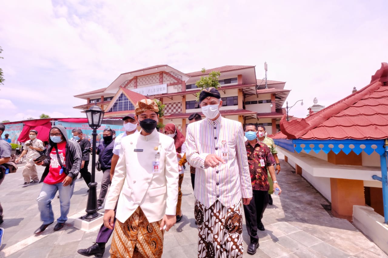 Gubernur Jawa Tengah, Ganjar Pranowo meninjau vaksinasi corona massal di Pasar Klewer, Solo, Kamis (4/3). (MP/Ismail)