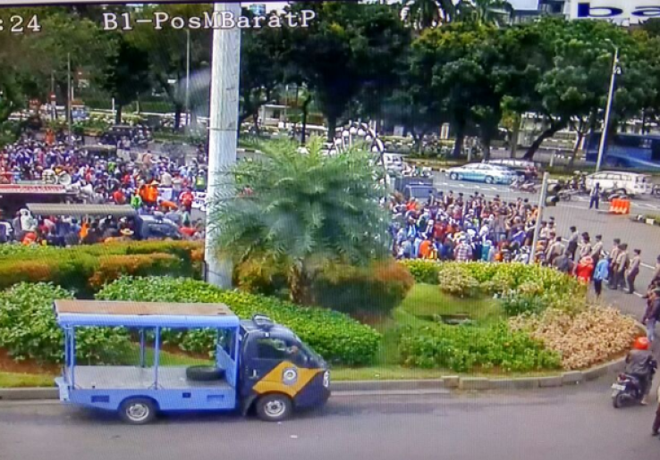 Demo Depan Istana, Aliansi Nelayan Salat Berjamaah