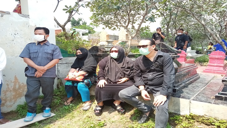 Nunung dan suaminya, Iyan Sambiran mengikuti prosesi pemakaman ibunda, Djuwarti (83) di TPU Bonoloyo, Kelurahan Banjarsari, Kecamatan Banjarsari, Solo, Jawa Tengah, Senin (20/4). (MP/Ismail)
