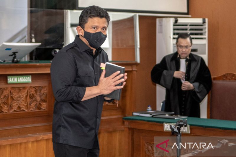 Terdakwa kasus pembunuhan Brigadir Nopriansyah Yosua Hutabarat (Brigadir J), Ferdy Sambo, memasuki ruangan untuk menjalani sidang lanjutan dengan agenda mendengarkan keterangan saksi dari Jaksa Penuntut Umum (JPU) di Pengadilan Negeri Jakarta Selatan, Selasa (1/11/2022). Dalam sidang tersebut JPU menghadirkan 12 orang saksi diantaranya orang tua Brigadir J, Samuel Hutabarat dan Rosti Simanjuntak. ANTARA FOTO/Muhammad Adimaja/aww.