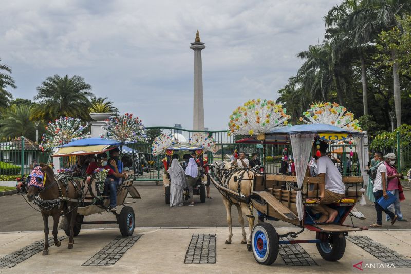Warga naik delman di kawasan luar Monumen Nasional (Monas), Jakarta, Selasa (3/5/2022). ANTARA FOTO/Galih Pradipta/nym.