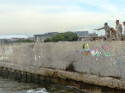 Tinjau Tanggul Muara Baru, Pramono Bakal Prioritaskan Banjir Rob di Pesisir Jakarta