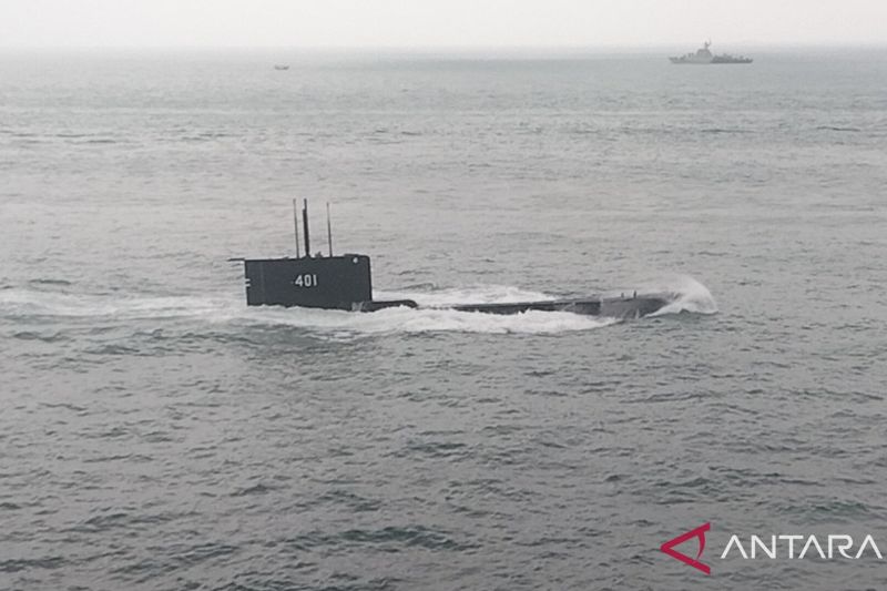 Kapal Selam KRI Cakra 401 Lakukan Manuver di Teluk Jakarta