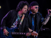 Aksi Panggung Grup Musik Rock Legendaris Toto