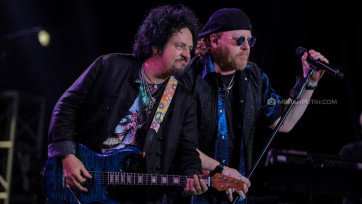 Aksi Panggung Grup Musik Rock Legendaris Toto