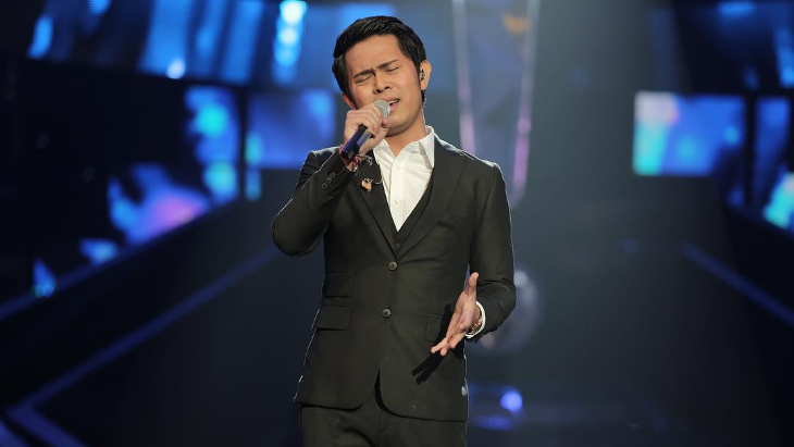 Pria Berbusana Floral, Kenapa Tidak? Nih Tengok Bajunya Cakra Khan!