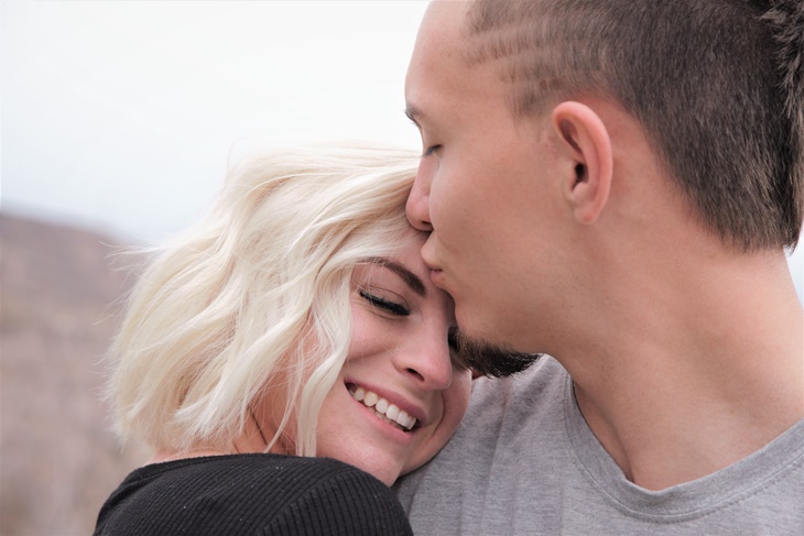 kissing
