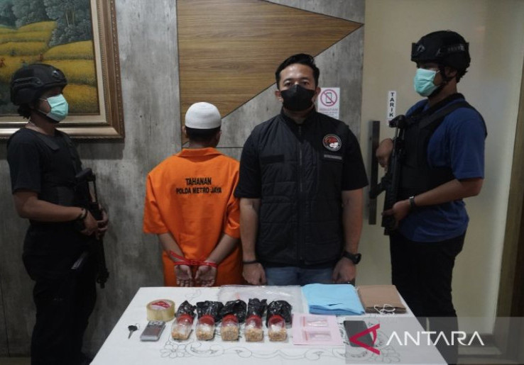 Modus Baru Bandar Sabu, Paket Dibungkus dalam Pakan Burung Beredar di Bekasi