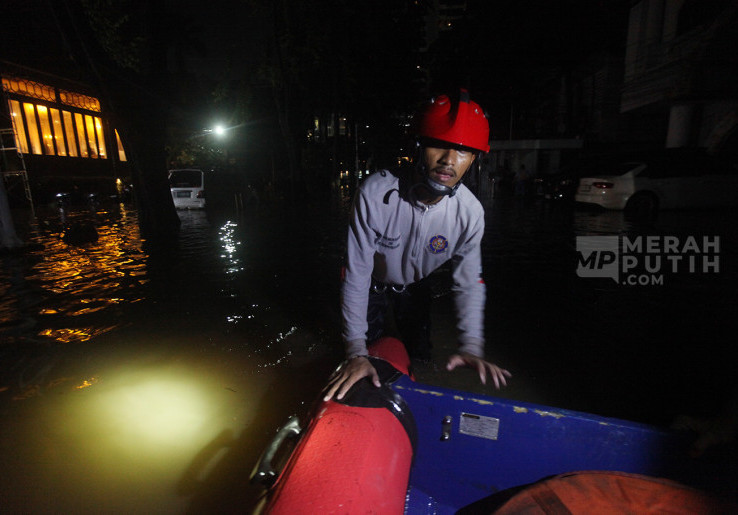 Pemprov DKI Gunakan Dana BTT untuk Perbaiki 8 Tanggul Roboh dan Longsor di Jakarta