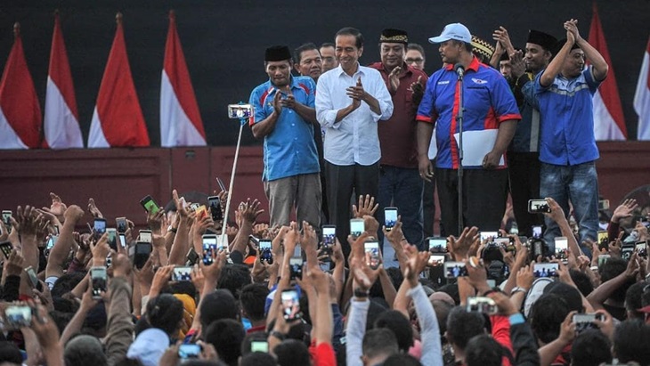 Jokowi di depa ribuan warga. (Instagram/@jokowi)