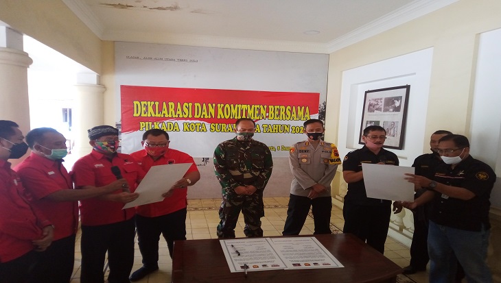Kedua tim pemenangan paslon Pilwakot Solo menandatangani pakta integritas di Mapolresta Surakarta, Selasa (8/12). (MP/Ismail)