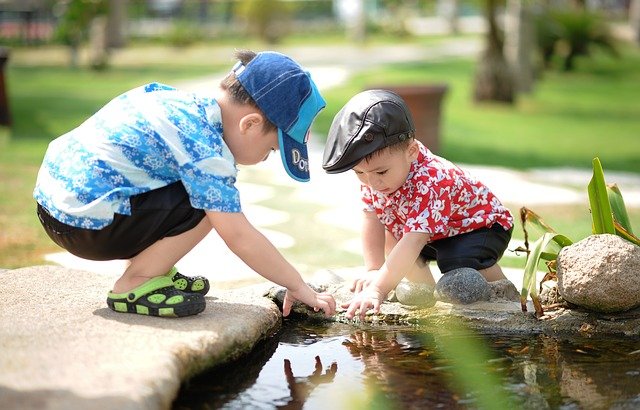 Ajak anak bermain air atau hewan peliharaan. (Foto pixabay/HaiBaron)